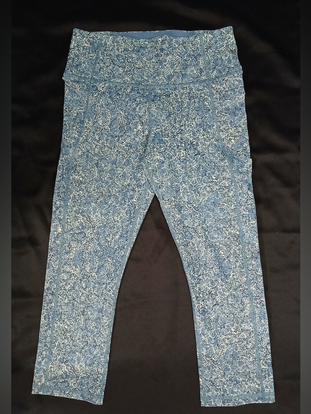 Under Armour Womens HeatGear Printed Crop Capri Work Out Casual Yoga Pants